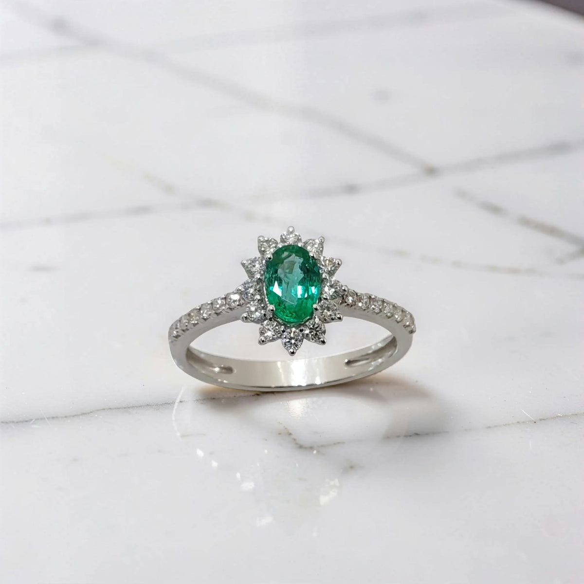 Anello oro bianco 18kt con smeraldo naturale ovale 0,45 ct e halo di diamanti, vista frontale