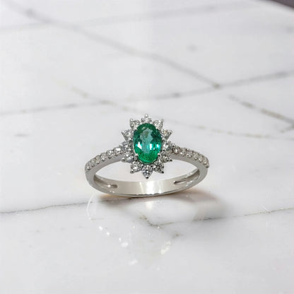 Anello oro bianco 18kt con smeraldo naturale ovale 0,45 ct e halo di diamanti, vista frontale