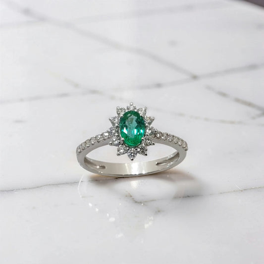 Anello oro bianco 18kt con smeraldo naturale ovale 0,45 ct e halo di diamanti, vista frontale