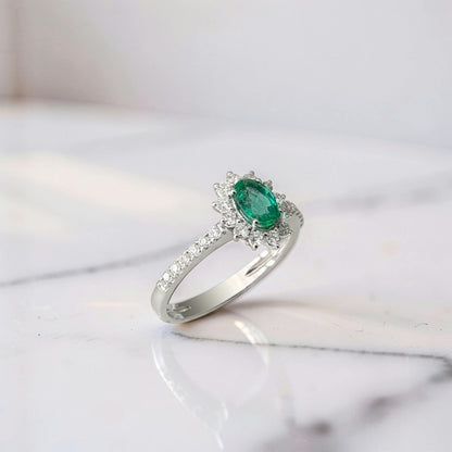 Dettaglio del gambo in oro bianco 18kt con diamanti incastonati ai lati dello smeraldo
