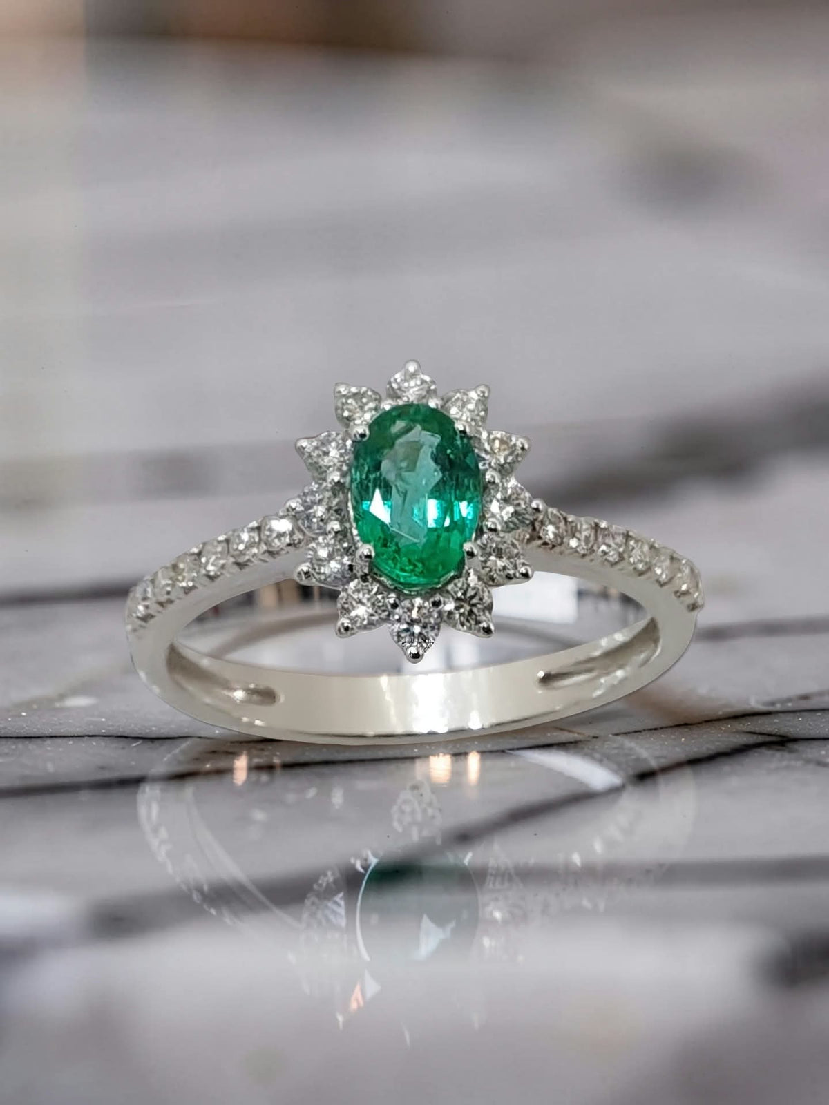 anello oro bianco 18kt con smeraldo naturale ovale 0,45 ct e halo di diamanti, vista frontale
