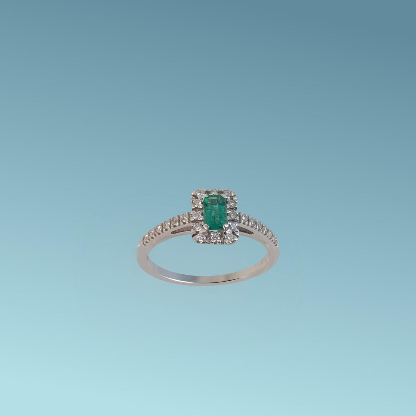 anello in oro bianco 18kt di meteore gioielli presenta uno smeraldo centrale taglio rettangolare da 0.29 ct e il contorno di diamanti naturali di ct 0.19 g/vs