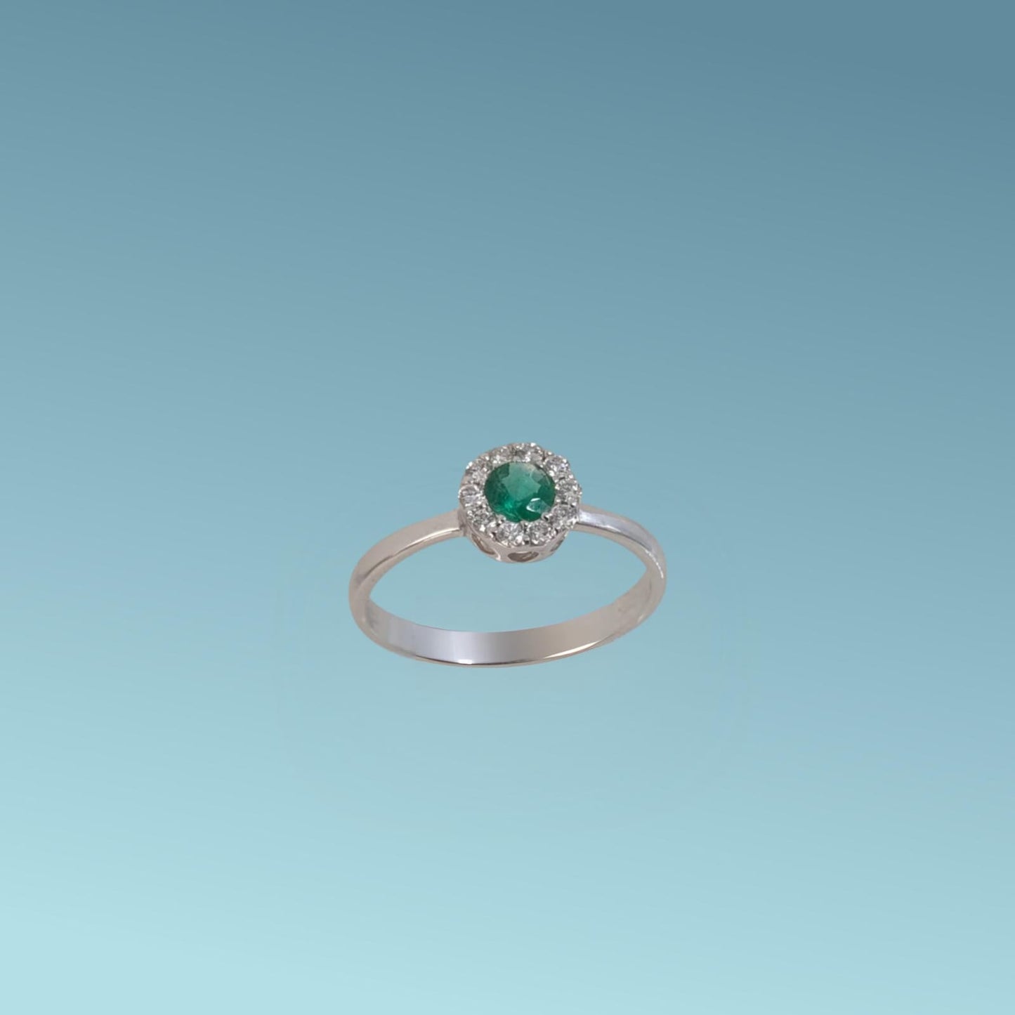anello in oro bianco 18kt di meteore gioielli con smeraldo centrale tondo taglio brillante ct 0.20 con contorno di diamanti naturali taglio brillante ct 0.16