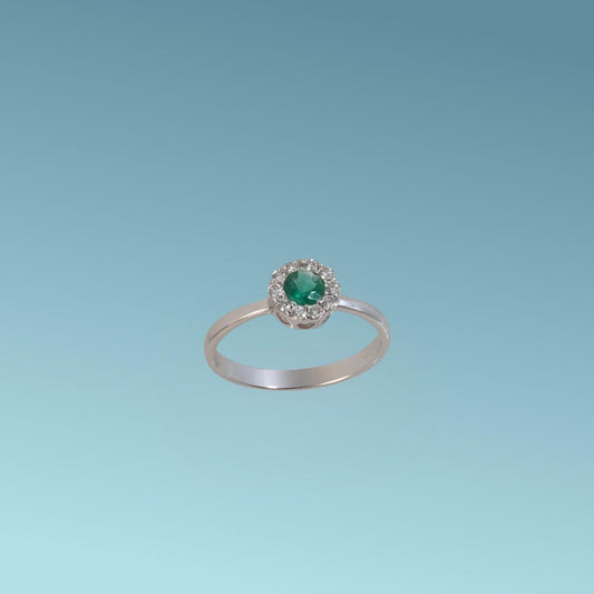 Anello in oro bianco 18kt di Meteore Gioielli con Smeraldo centrale tondo taglio brillante ct 0.20 con contorno di diamanti naturali taglio brillante ct 0.16