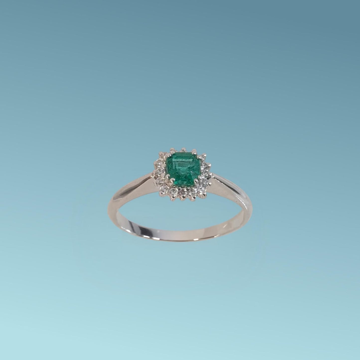 anello in oro bianco 18kt di meteore gioielli presenta un bellissimo smeraldo naturale taglio cuscino ct 0.46 con un contorno di diamanti naturali ct 0.13