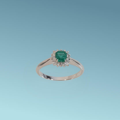 Anello in oro bianco 18kt di Meteore Gioielli presenta un bellissimo Smeraldo naturale taglio cuscino ct 0.46 con un contorno di diamanti naturali ct 0.13