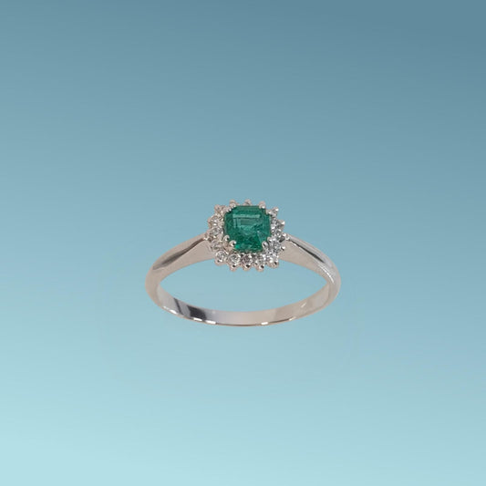 Anello in oro bianco 18kt di Meteore Gioielli presenta un bellissimo Smeraldo naturale taglio cuscino ct 0.46 con un contorno di diamanti naturali ct 0.13