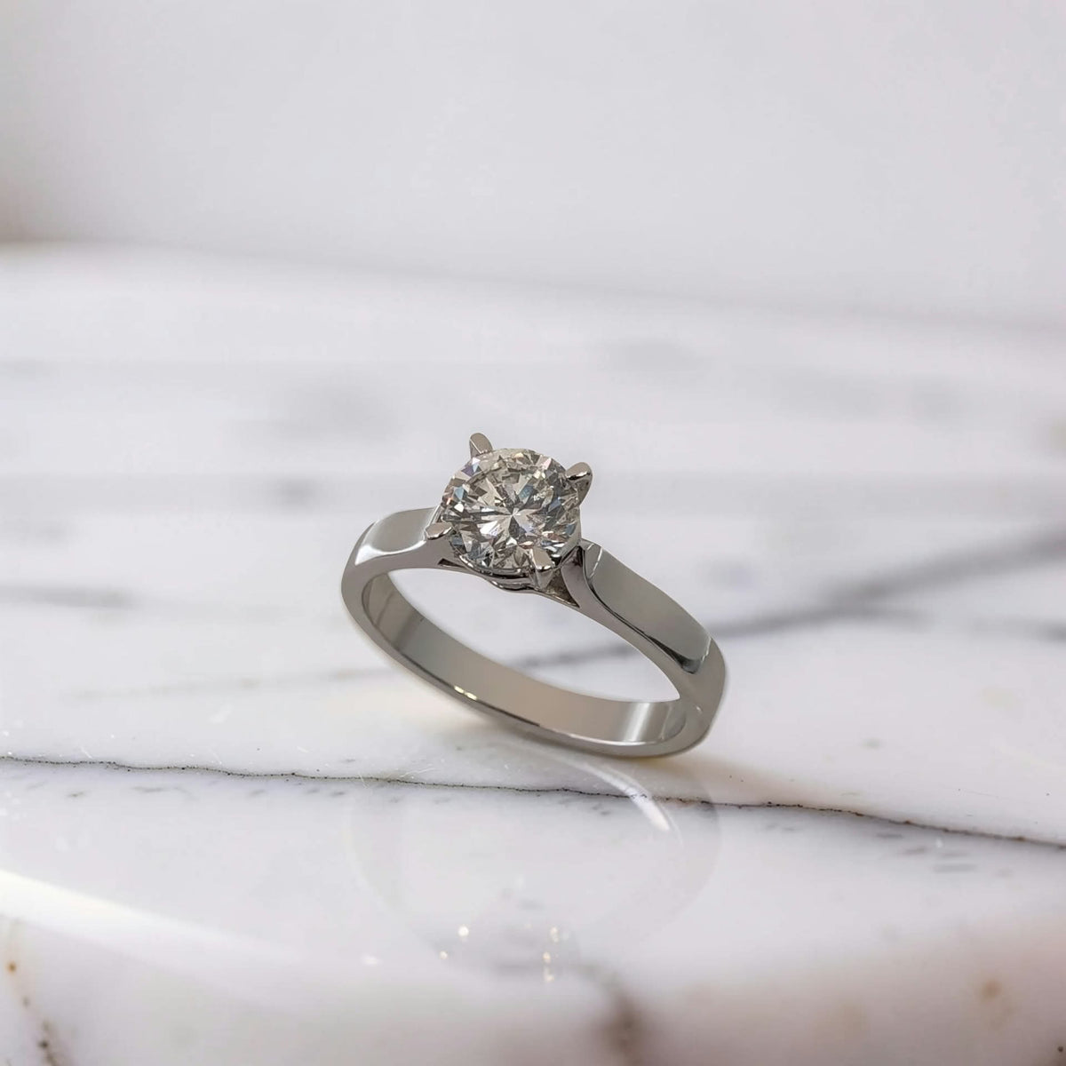 dettaglio diamante naturale su anello solitario oro 18kt 1 carato f color di meteore gioielli