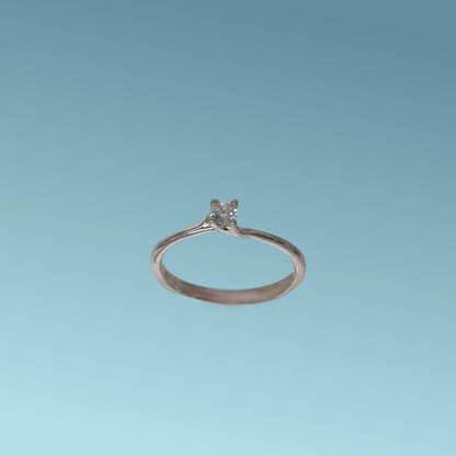 Anello Solitario in oro bianco 18kt di Meteore Gioielli con diamante naturale taglio brillante 0.10carati G/VS. Simbolo di amore e unione. Perfetto per proposte di fidanzamento