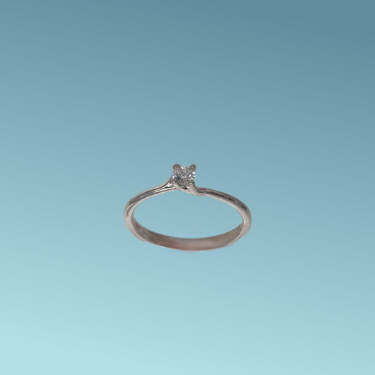 Anello Solitario in oro bianco 18kt di Meteore Gioielli con diamante naturale taglio brillante 0.10carati G/VS. Simbolo di amore e unione. Perfetto per proposte di fidanzamento