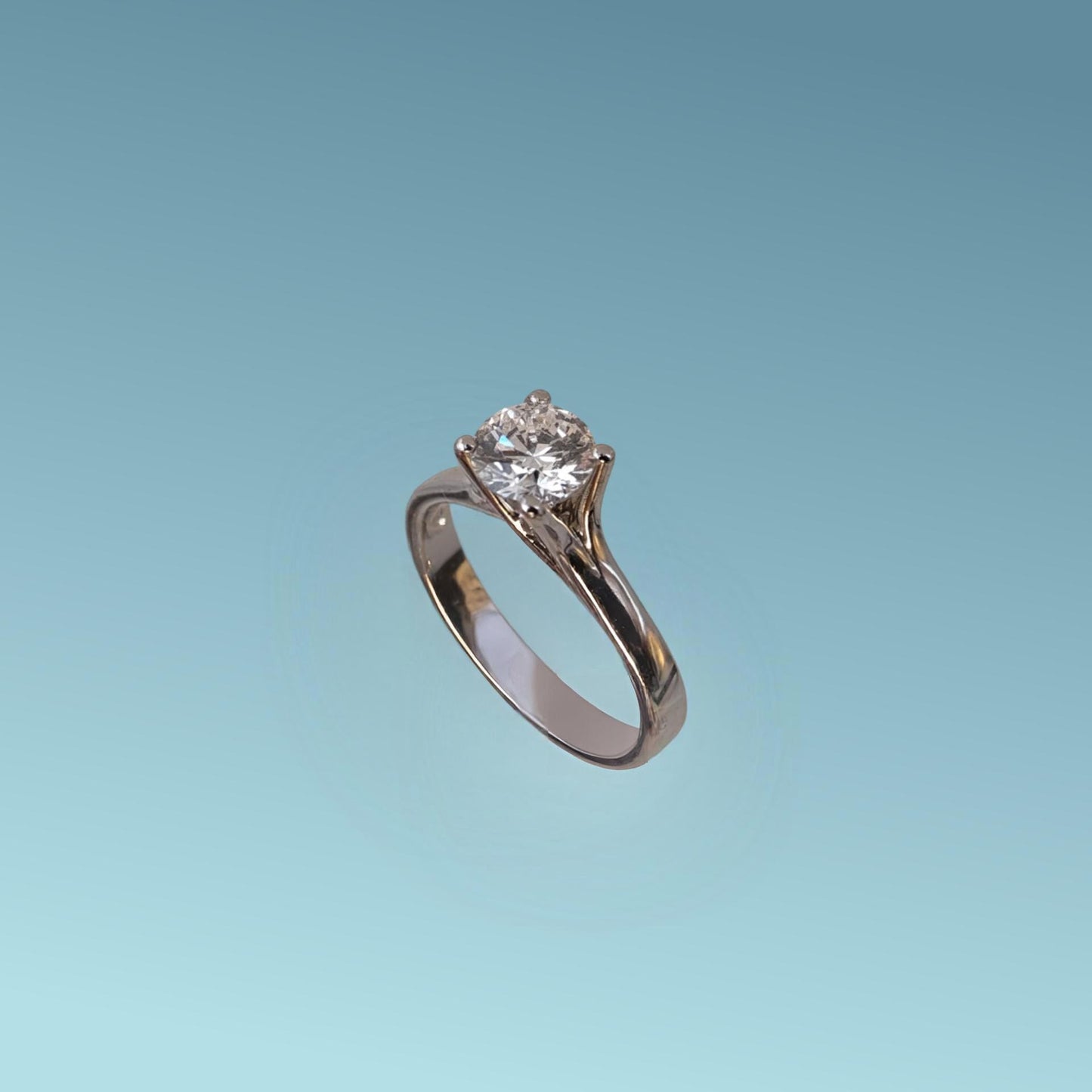 anello solitario, vista laterale, in oro bianco 18kt di meteore gioielli con diamante di laboratorio ct 1.00 d/vvs1 corredato dall'importante certificato internazionale igi.
