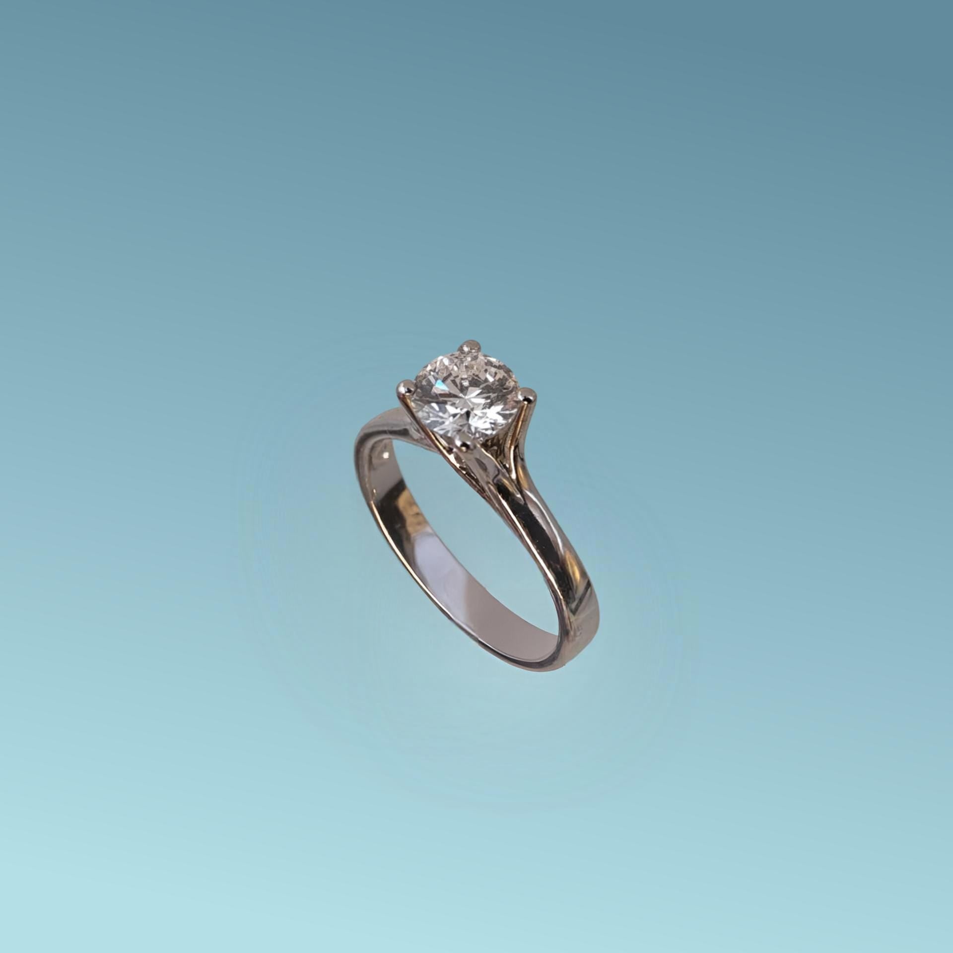 Anello Solitario, vista laterale, in oro bianco 18kt di Meteore Gioielli con Diamante di laboratorio ct 1.00 D/VVS1 corredato dall'importante certificato internazionale IGI.