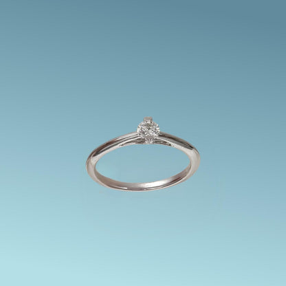 Anello Solitario in oro bianco 18kt di Meteore Gioielli con diamante naturale taglio brillante 0.20 carati G/VS. Simbolo di amore e unione. Perfetto per proposte di fidanzamento