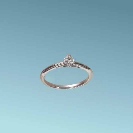 Anello Solitario in oro bianco 18kt di Meteore Gioielli con diamante naturale taglio brillante 0.20 carati G/VS. Simbolo di amore e unione. Perfetto per proposte di fidanzamento
