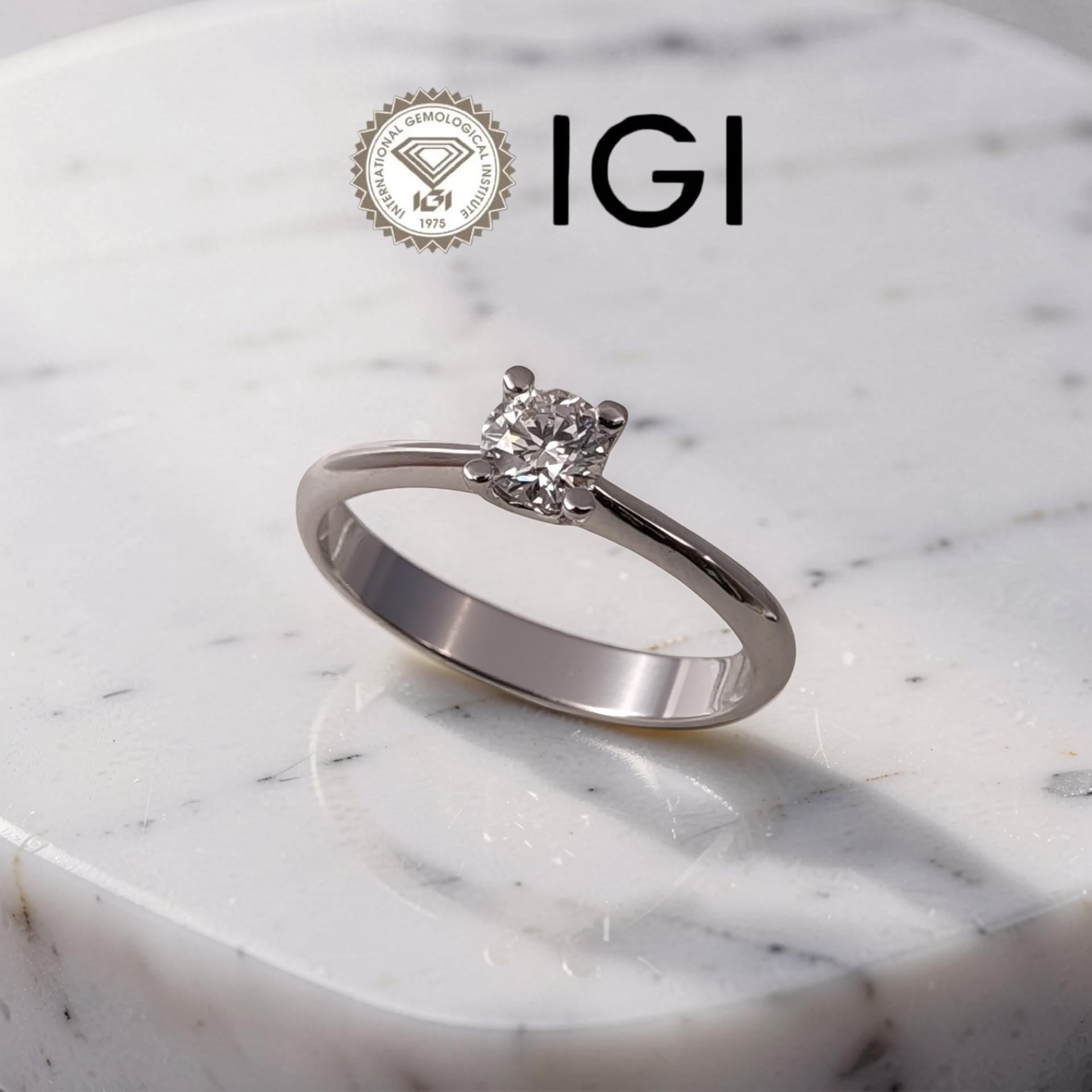 Cosa significa colore D in un diamante? Scoprilo con questo Solitario classico 4 griffe in oro bianco 18kt, 0,31 ct D/SI1, certificato IGI.