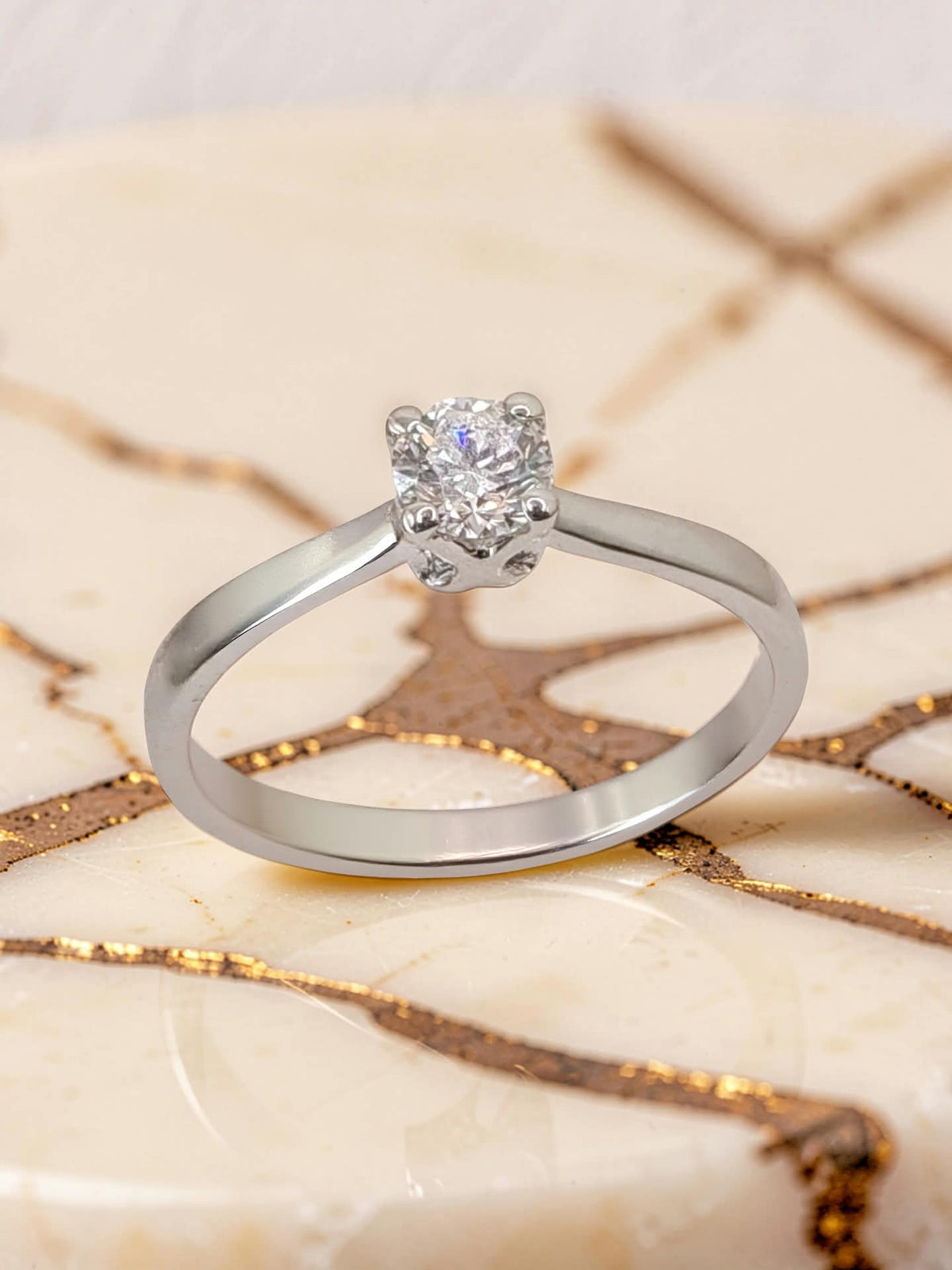anello solitario modello classico 4 griffe in oro bianco 18kt con diamante naturale 0,30 ct colore d purezza vvs2 excellent su tutto e nessuna fluorescenza