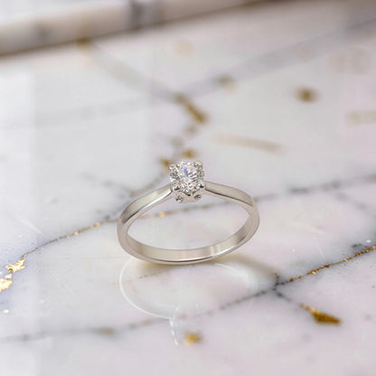 Anello solitario modello classico 4 griffe in oro bianco 18kt con diamante naturale 0,30 ct colore D purezza VVS2 excellent su tutto e nessuna fluorescenza
