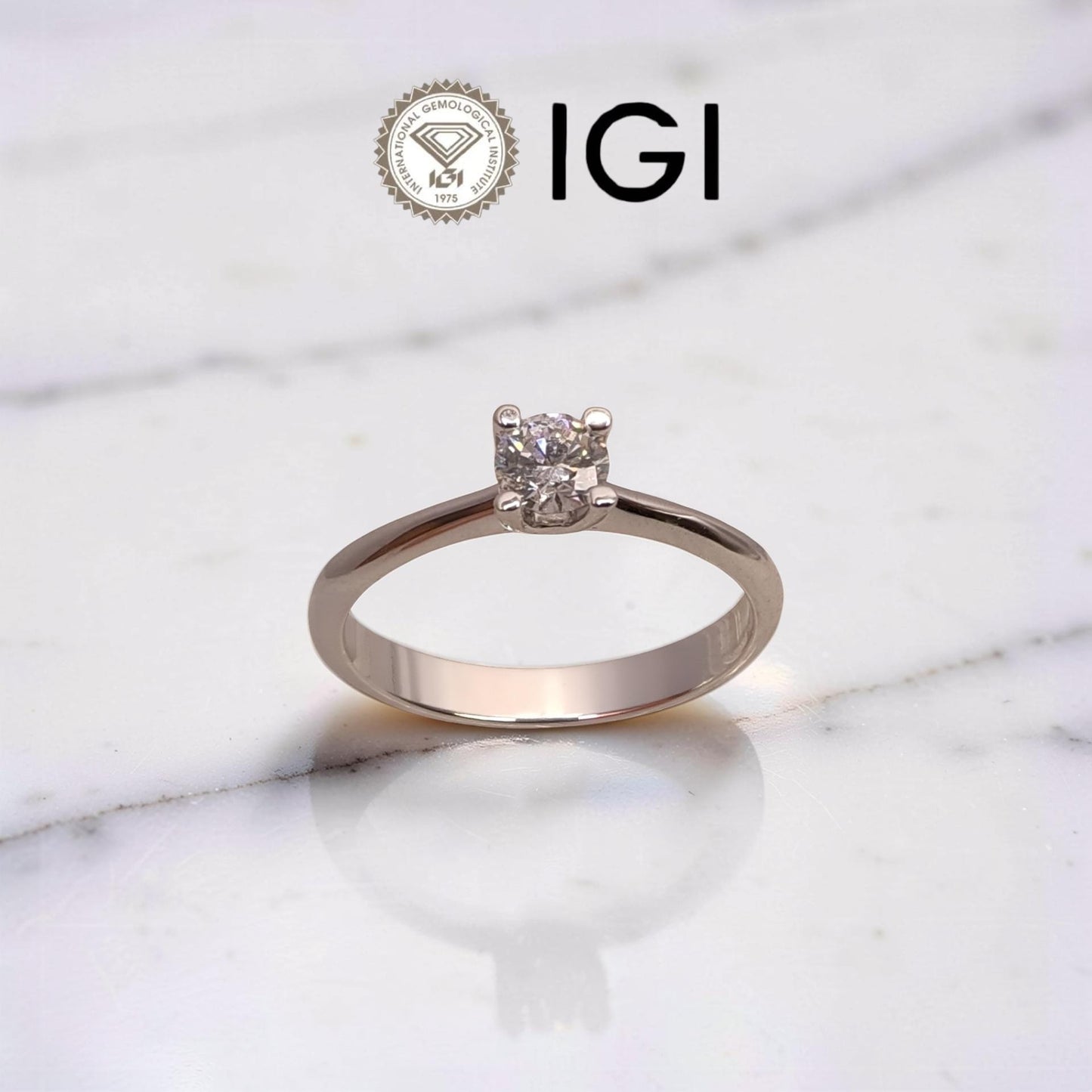 nello solitario classico a 4 griffe in oro bianco 18kt con diamante naturale certificato igi, 0,31 ct colore d purezza si1. design senza tempo.