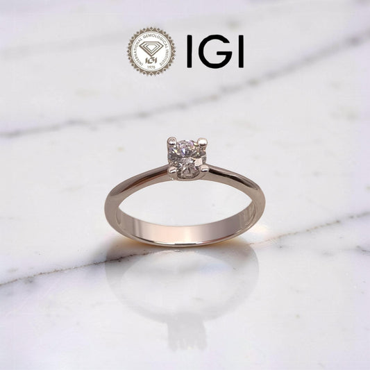 nello Solitario classico a 4 griffe in oro bianco 18kt con diamante naturale certificato IGI, 0,31 ct colore D purezza SI1. Design senza tempo.