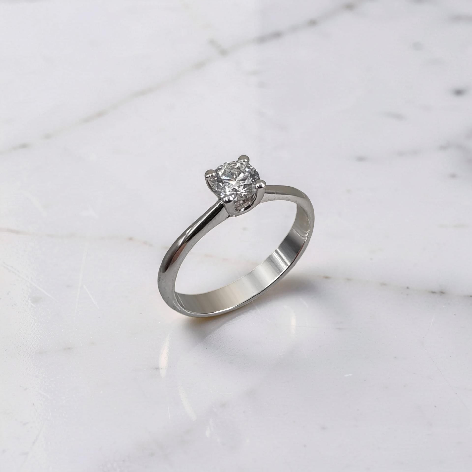 Anello solitario oro bianco 18kt montatura 4 griffes Meteore Gioielli vista laterale diamante laboratorio 0,50 ct D FL