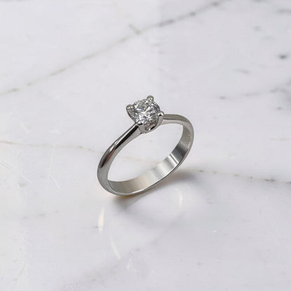 Anello solitario oro bianco 18kt montatura 4 griffes Meteore Gioielli vista laterale diamante laboratorio 0,50 ct D FL