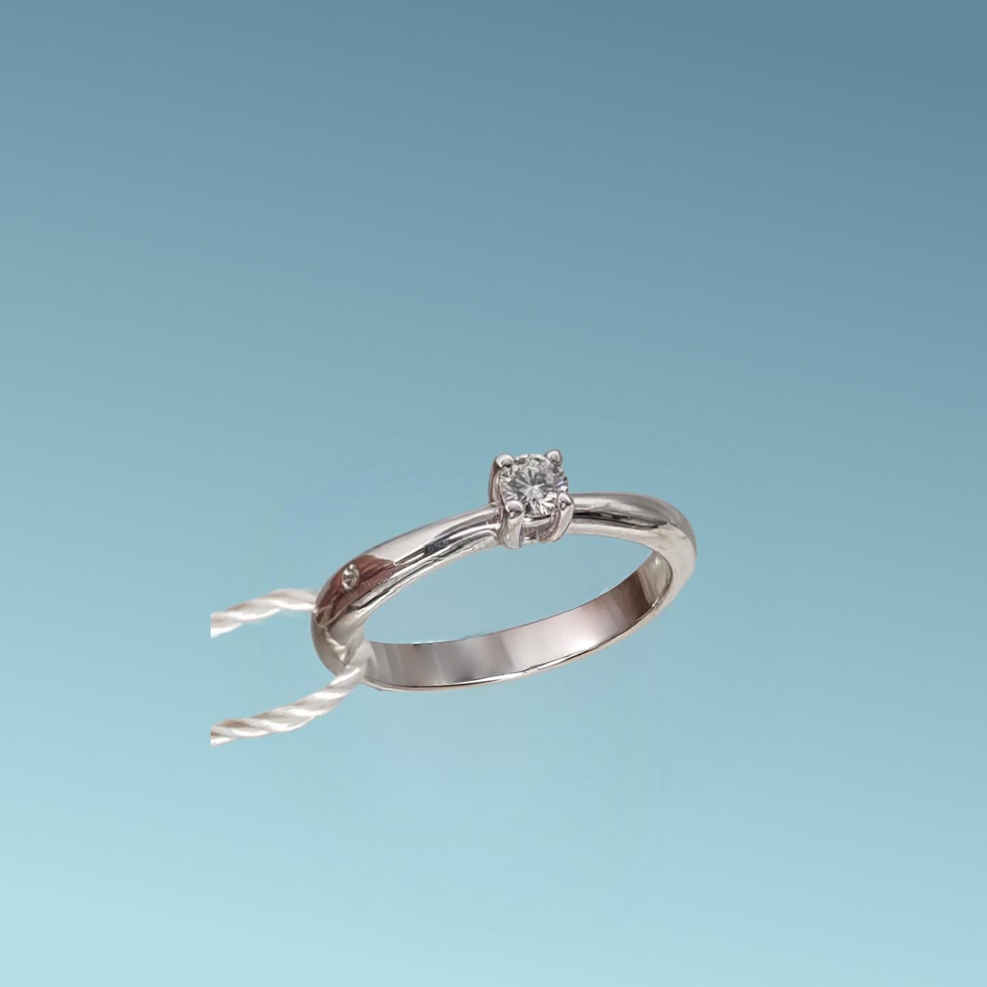 Anello Solitario in oro bianco 18kt di Meteore Gioielli con diamante naturale taglio brillante.Simbolo di amore e unione. Perfetto per proposte di fidanzamento da 0.15 ct G color VS1