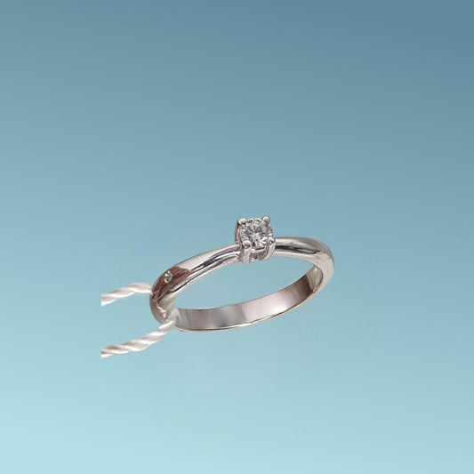 Anello Solitario in oro bianco 18kt di Meteore Gioielli con diamante naturale taglio brillante.Simbolo di amore e unione. Perfetto per proposte di fidanzamento da 0.15 ct G color VS1