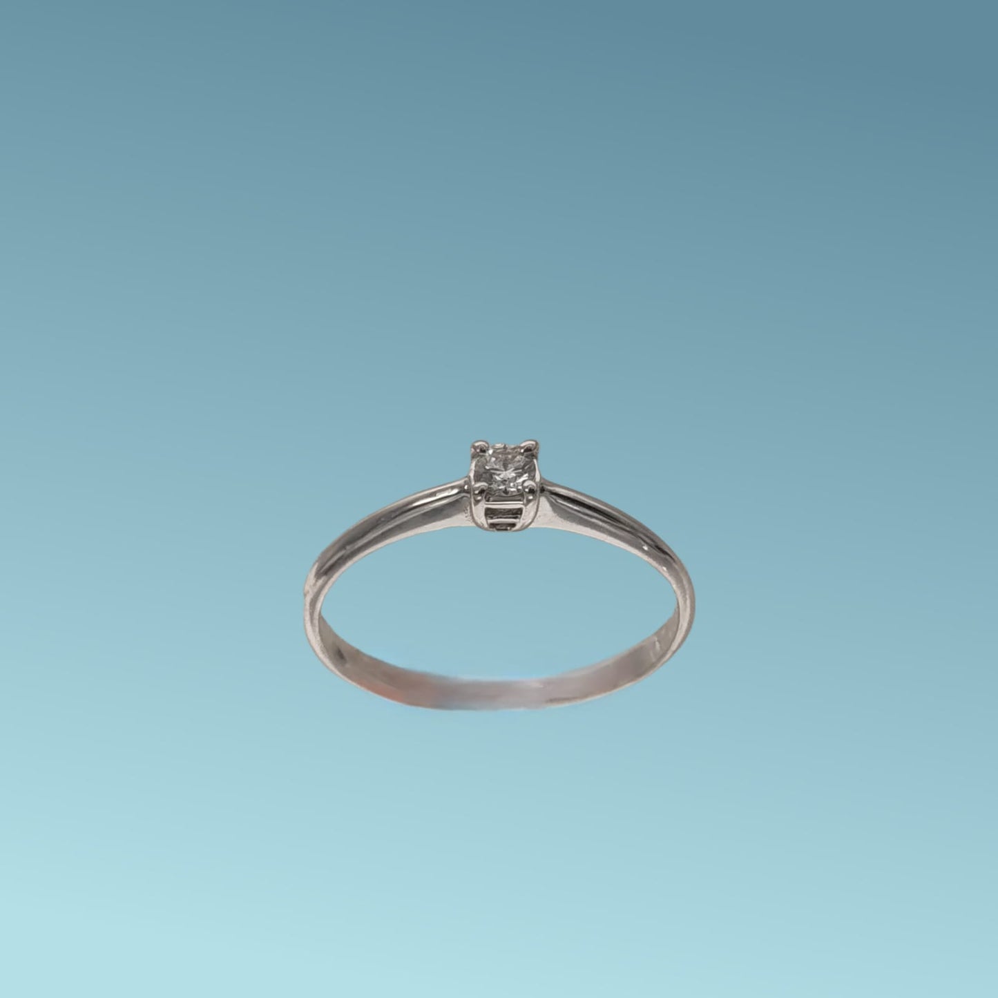 anello solitario in oro bianco 18kt di meteore gioielli con diamante naturale taglio brillante. simbolo di amore e unione. perfetto per proposte di fidanzamento