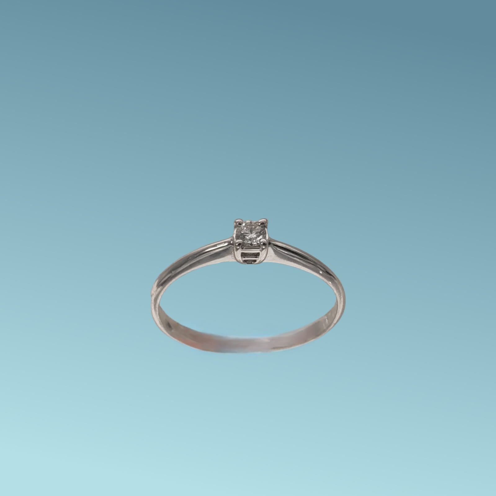 Anello Solitario in oro bianco 18kt di Meteore Gioielli con diamante naturale taglio brillante. Simbolo di amore e unione. Perfetto per proposte di fidanzamento