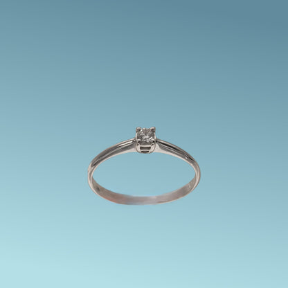 Anello Solitario in oro bianco 18kt di Meteore Gioielli con diamante naturale taglio brillante. Simbolo di amore e unione. Perfetto per proposte di fidanzamento