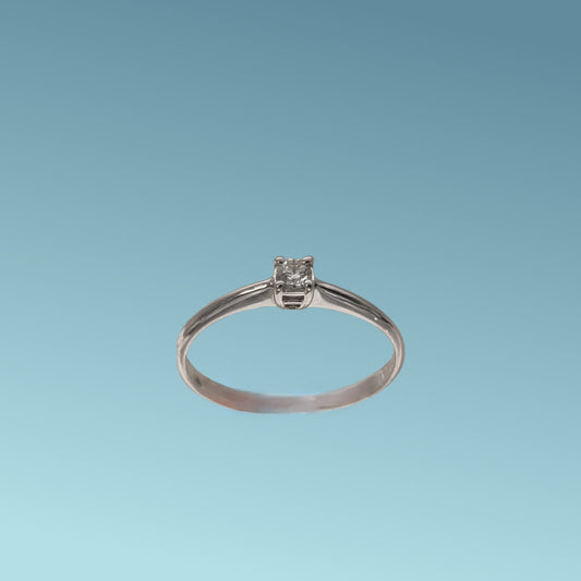 Anello Solitario in oro bianco 18kt di Meteore Gioielli con diamante naturale taglio brillante. Simbolo di amore e unione. Perfetto per proposte di fidanzamento