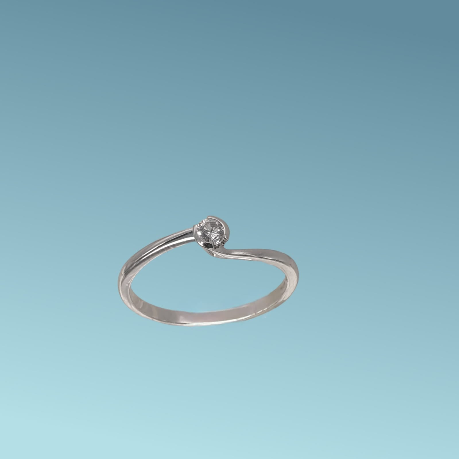 Anello Solitario in oro bianco 18kt di Meteore Gioielli con diamante naturale taglio brillante 0.10 carati G/VS,  Simbolo di amore e unione. Perfetto per proposte di fidanzamento