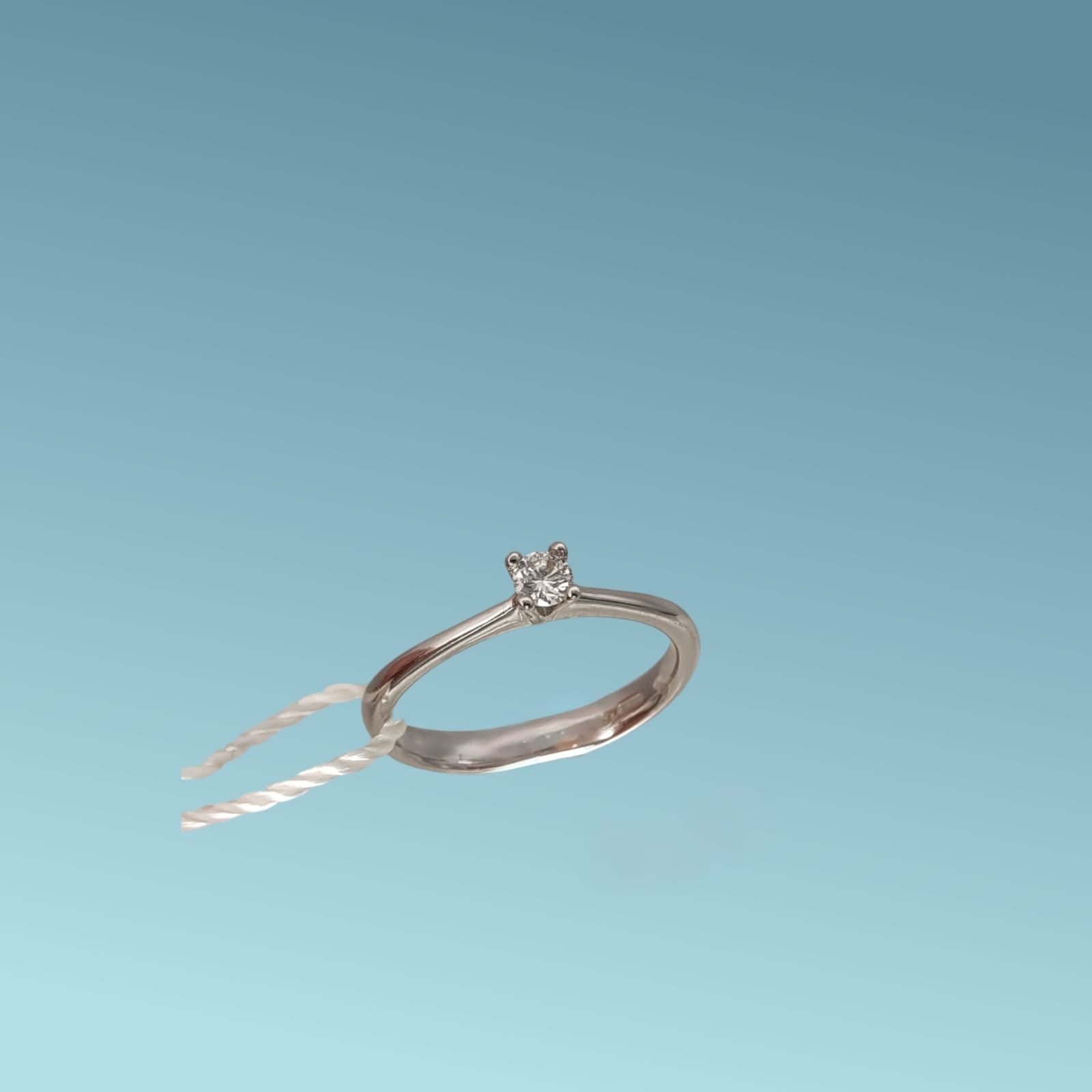 Anello Solitario in oro bianco 18kt di Meteore Gioielli con diamante naturale taglio brillante  0.12 carati G/VS. Simbolo di amore e unione. Perfetto per proposte di fidanzamento