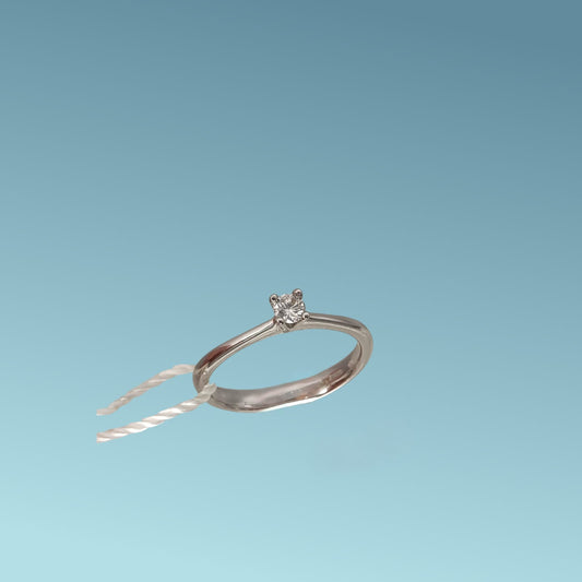 Anello Solitario in oro bianco 18kt di Meteore Gioielli con diamante naturale taglio brillante  0.12 carati G/VS. Simbolo di amore e unione. Perfetto per proposte di fidanzamento