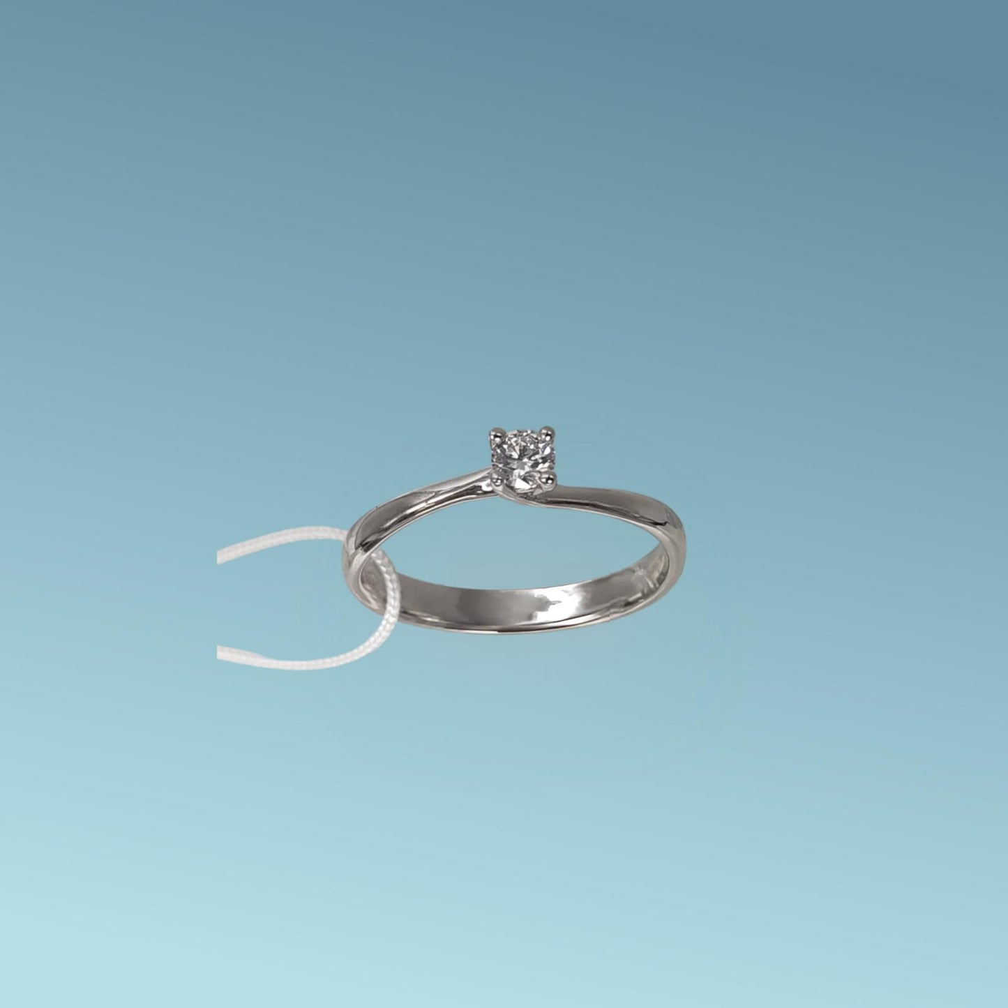 anello solitario in oro bianco 18kt di mirco visconti con diamante naturale taglio brillante 0.14 carasti e/vs. simbolo di amore e unione. perfetto per proposte di fidanzamento