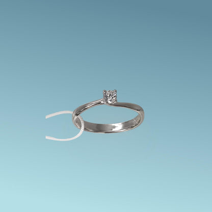 Anello Solitario in oro bianco 18kt di Mirco Visconti con diamante naturale taglio brillante 0.14 carasti E/VS. Simbolo di amore e unione. Perfetto per proposte di fidanzamento