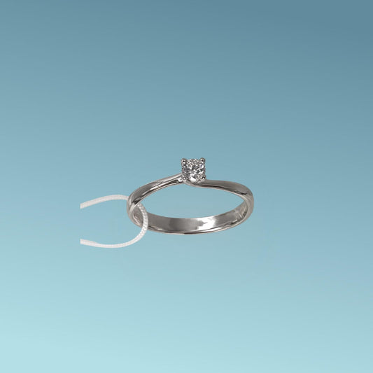 Anello Solitario in oro bianco 18kt di Mirco Visconti con diamante naturale taglio brillante 0.14 carasti E/VS. Simbolo di amore e unione. Perfetto per proposte di fidanzamento