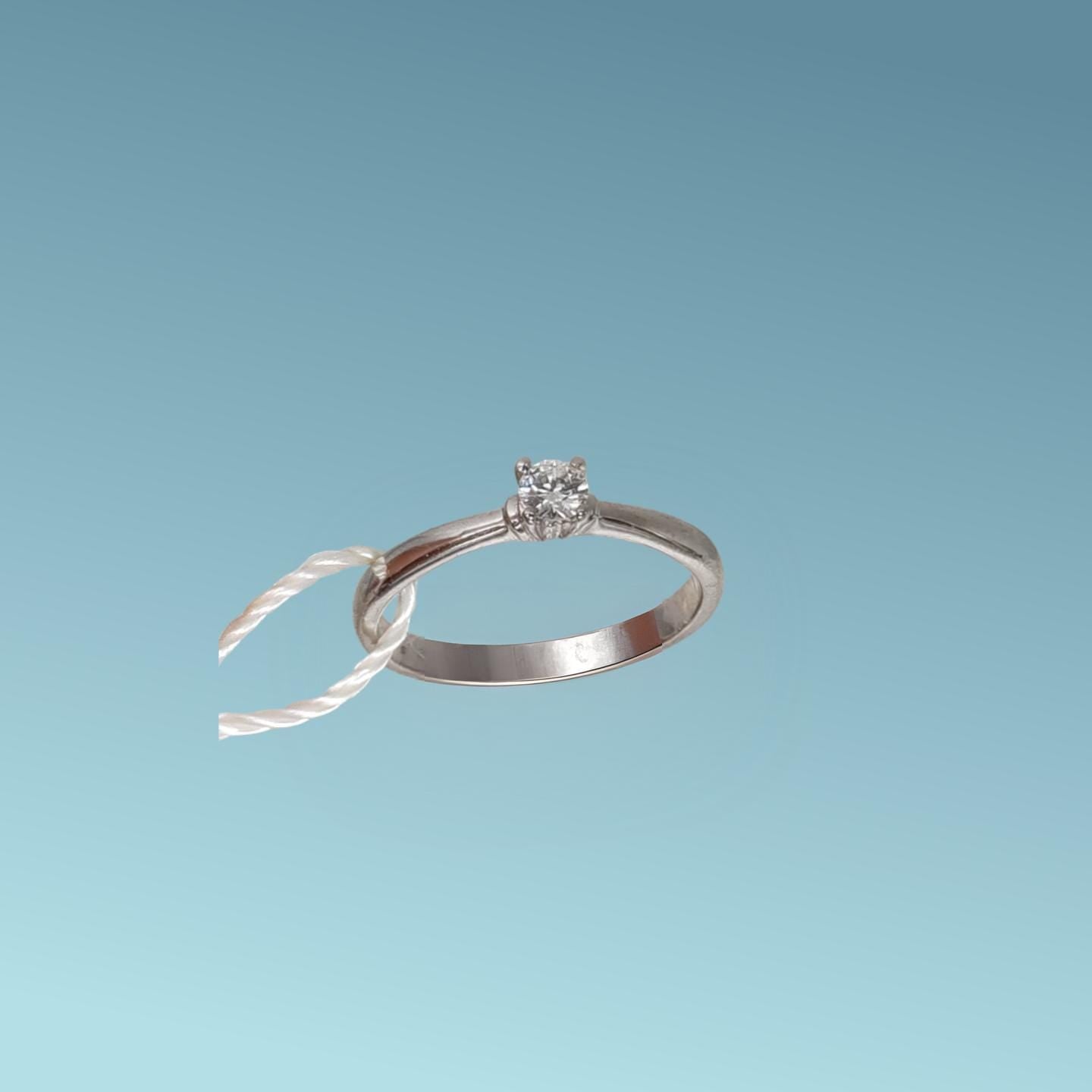 Anello Solitario in oro bianco 18kt di Meteore Gioielli con diamante naturale taglio brillante 0.18 carati G/VS. Simbolo di amore e unione. Perfetto per proposte di fidanzamento