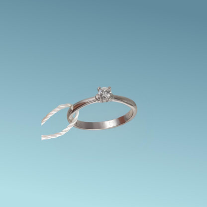 Anello Solitario in oro bianco 18kt di Meteore Gioielli con diamante naturale taglio brillante 0.18 carati G/VS. Simbolo di amore e unione. Perfetto per proposte di fidanzamento