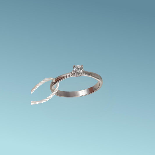 Anello Solitario in oro bianco 18kt di Meteore Gioielli con diamante naturale taglio brillante 0.18 carati G/VS. Simbolo di amore e unione. Perfetto per proposte di fidanzamento