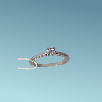 Anello Solitario in oro bianco 18kt di Mirco Visconti con diamante naturale taglio brillante 0.19 D/SI. Simbolo di amore e unione. Perfetto per proposte di fidanzamento
