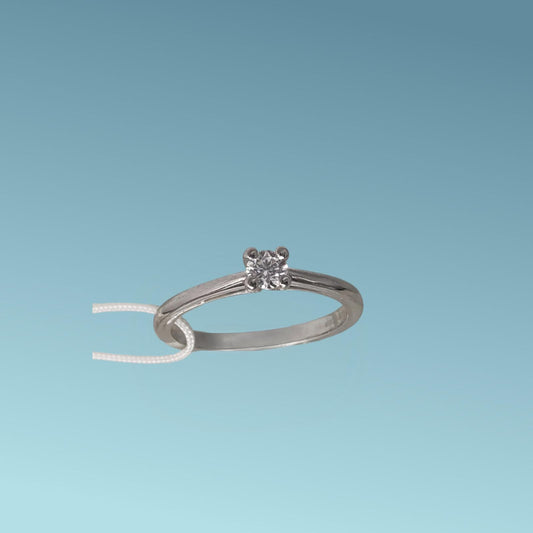 Anello Solitario in oro bianco 18kt di Mirco Visconti con diamante naturale taglio brillante 0.19 D/SI. Simbolo di amore e unione. Perfetto per proposte di fidanzamento