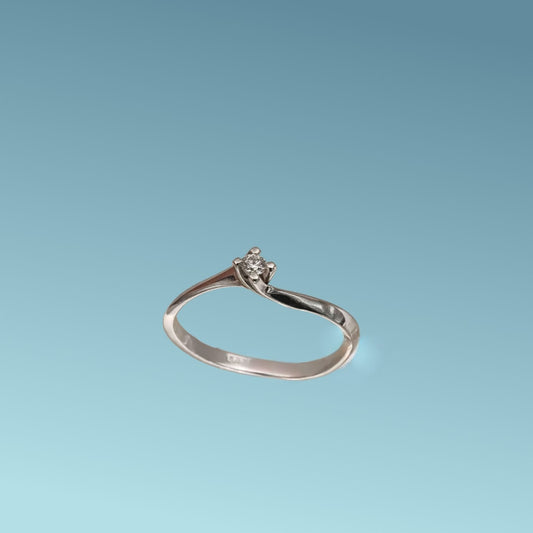 Anello Solitario in oro bianco 18kt di Meteore Gioielli con diamante naturale taglio brillante 0.05 carati G/VS. Simbolo di amore e unione. Perfetto per proposte di fidanzamento