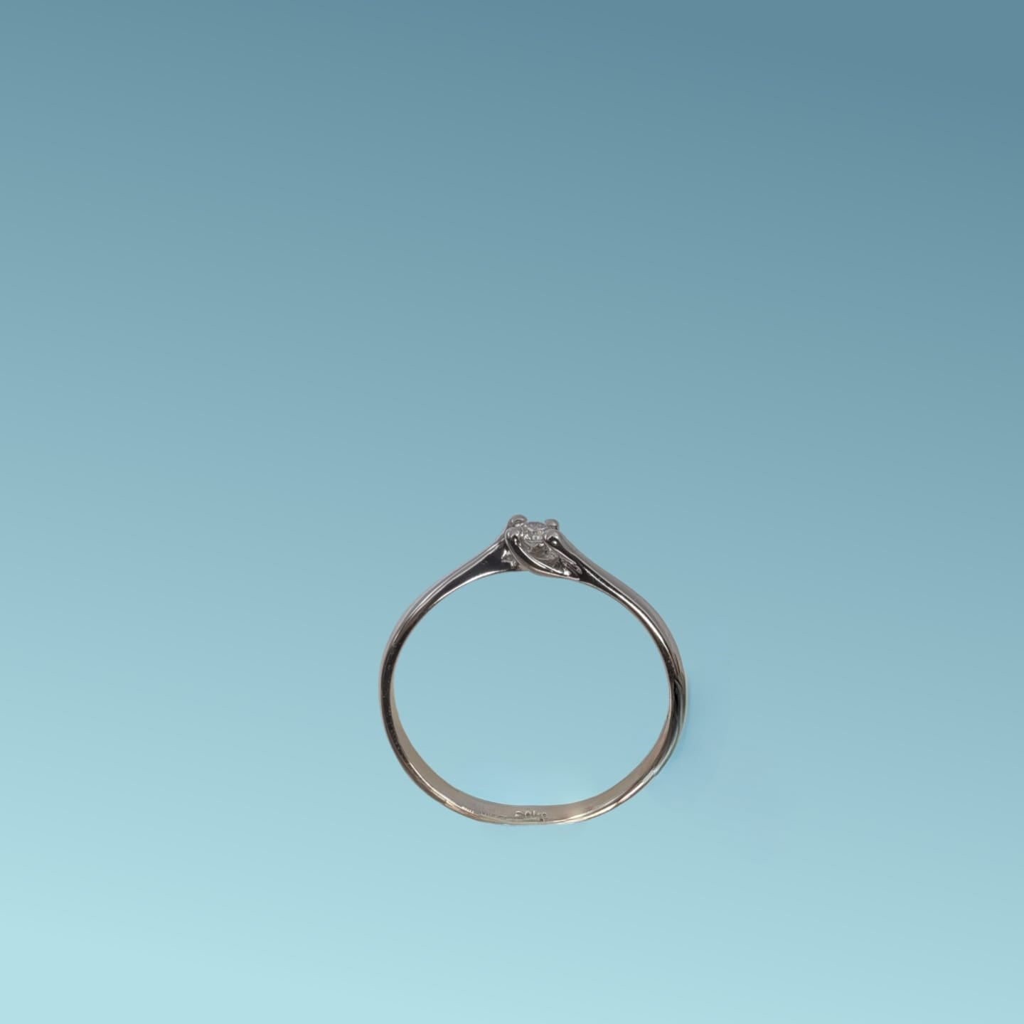 Anello Solitario in oro bianco 18kt di Mirco Visconti con diamante naturale taglio brillante. Visto frontalmente