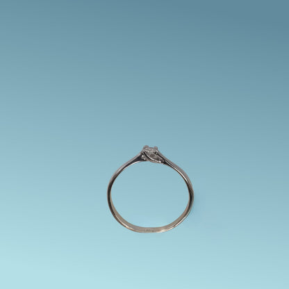 Anello Solitario in oro bianco 18kt di Mirco Visconti con diamante naturale taglio brillante. Visto frontalmente