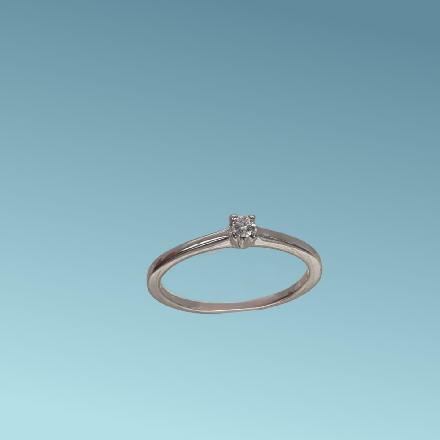Anello Solitario in oro bianco 18kt di Meteore Gioielli con diamante naturale taglio brillante 0.06 carati G/VS. Simbolo di amore e unione. Perfetto per proposte di fidanzamento