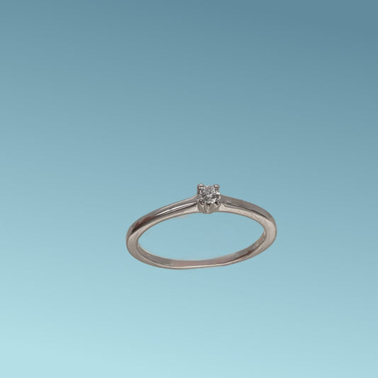 Anello Solitario in oro bianco 18kt di Meteore Gioielli con diamante naturale taglio brillante 0.06 carati G/VS. Simbolo di amore e unione. Perfetto per proposte di fidanzamento