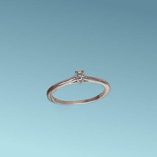 Anello Solitario in oro bianco 18kt di Meteore Gioielli con diamante naturale taglio brillante 0.09 G/VS. Simbolo di amore e unione. Perfetto per proposte di fidanzamento