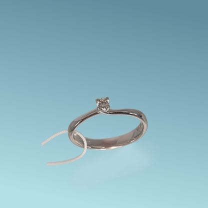 Anello Solitario in oro bianco 18kt di Mirco Visconti con diamante naturale taglio brillante 0.09 carati G/VS. Simbolo di amore e unione. Perfetto per proposte di fidanzamento