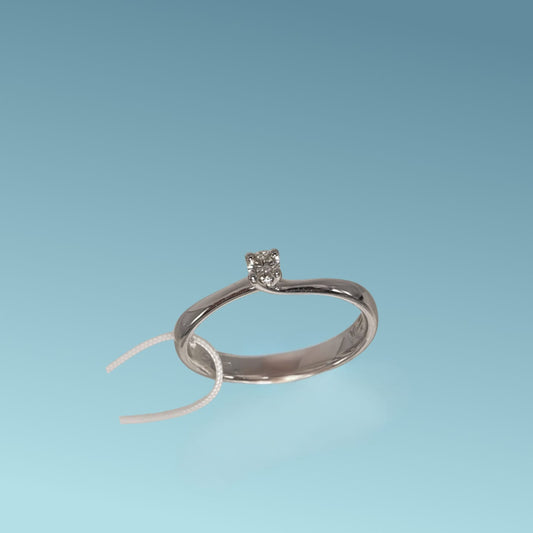 Anello Solitario in oro bianco 18kt di Mirco Visconti con diamante naturale taglio brillante 0.09 carati G/VS. Simbolo di amore e unione. Perfetto per proposte di fidanzamento